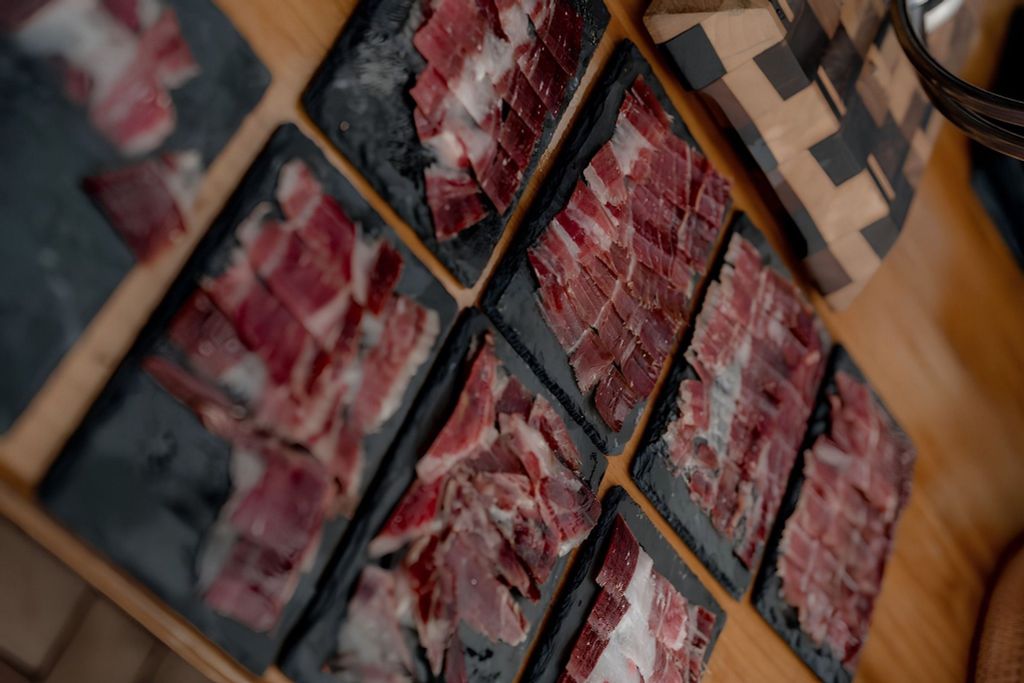 Ibérico Bellota là gì? Cách nhận biết Jamón chuẩn