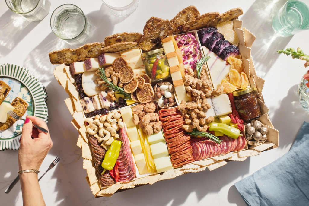 Một chiếc charcuterie board gồm những gì?