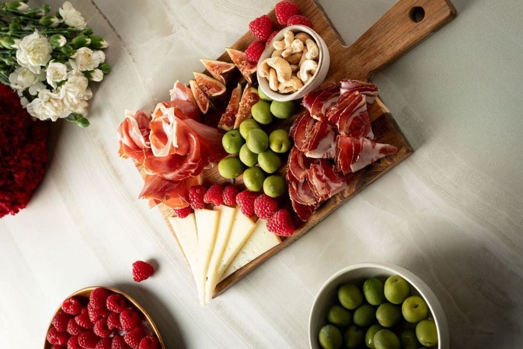 Một charcuterie board đẹp cần những gì?