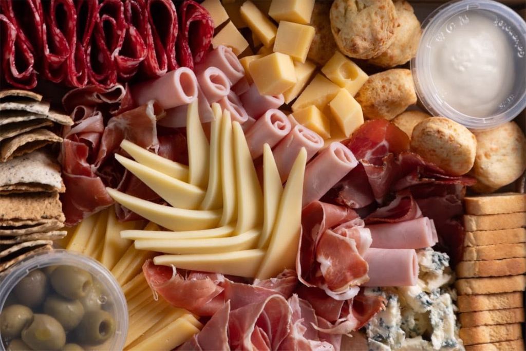 Cách xếp thịt nguội đẹp cho charcuterie board