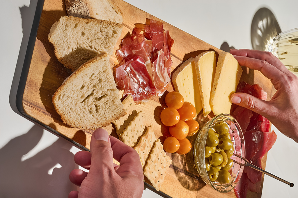 Charcuterie Khác Gì So Với Cheese Board?