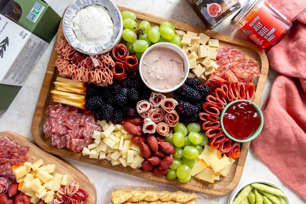 Charcuterie board cho sinh nhật đẹp mắt và ấn tượng
