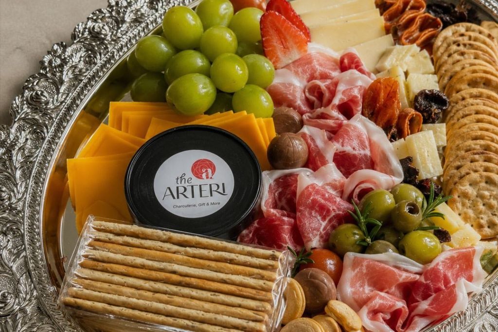 Một chiếc charcuterie board đẹp bắt đầu từ những nguyên liệu nào?
