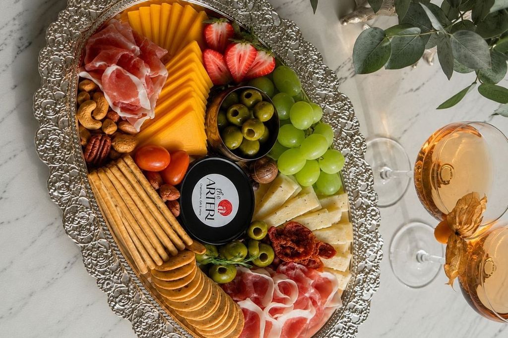 Charcuterie board cho picnic tiện lợi, đẹp mắt và dễ thưởng thức