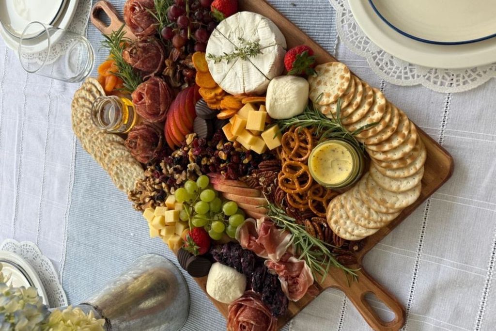 Charcuterie board cho tối cuối tuần thư giãn