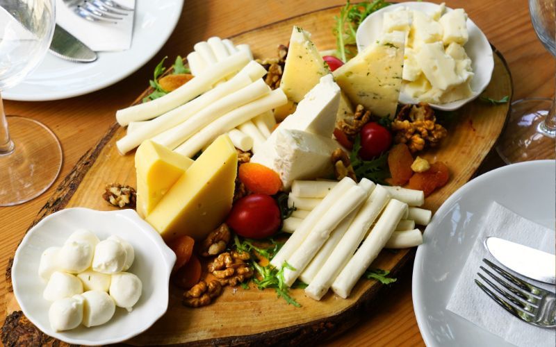 Khám phá các loại phô mai cứng, mềm, xanh, tươi và đặc điểm nhận biết