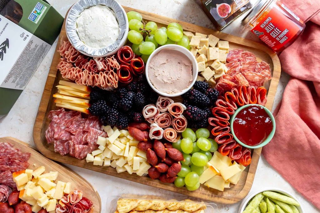 Nên chọn Iberico hay Serrano cho charcuterie board?