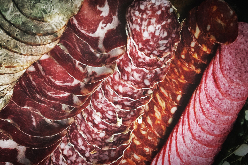 Salami và Lomo khác nhau thế nào trong Charcuterie
