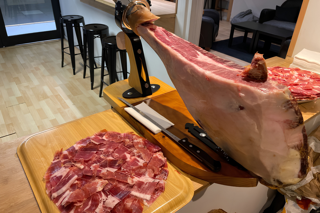 Jamón Serrano vs Jamón Iberico khác nhau như thế nào?
