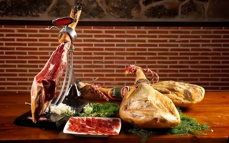 Tại sao nhiều doanh nghiệp chọn Đùi Heo Muối làm quà Tết khách hàng?