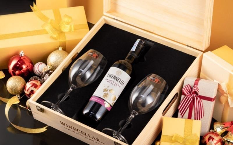 Quà Tết rượu vang kèm đùi heo muối, set quà “chuẩn Âu” gây ấn tượng