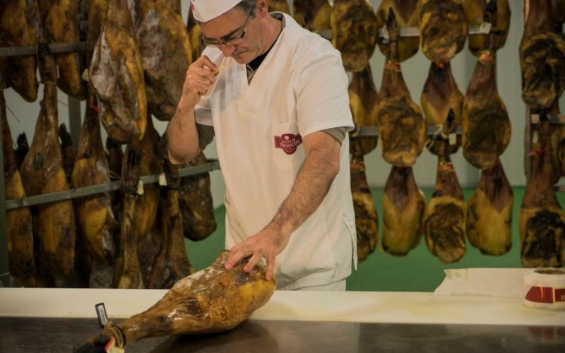 Quá Trình Cala del Jamón Trong Đùi Heo Muối Là Gì?