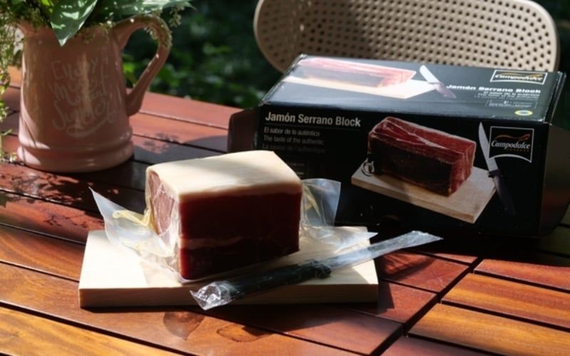 Hộp Quà Đùi Heo Muối Serrano: Sang Trọng Mà Vẫn Hợp Lý