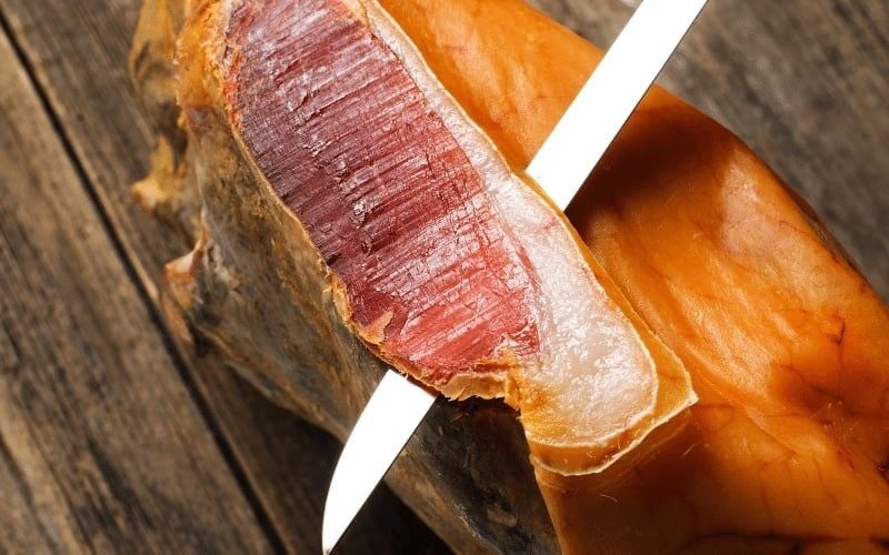 Sai Lầm Khi Cắt Đùi Heo Muối Khiến Bạn Mất Đi 30% Hương Vị