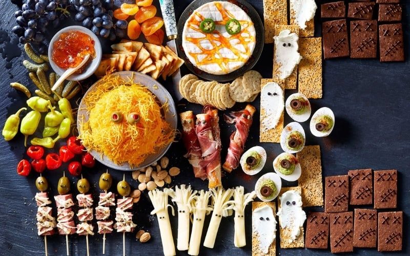 Tiệc Halloween Sang Trọng Với Đùi Heo Muối Và Rượu Vang