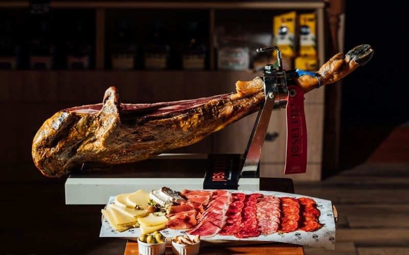 Đùi Heo Muối: Món Ăn Của “Giới Nhà Giàu” Có Thật Sự Ngon?