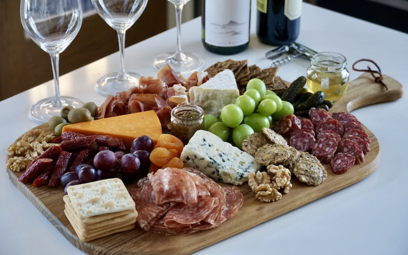 10 Nguyên Liệu Không Thể Thiếu Trong Charcuterie Board