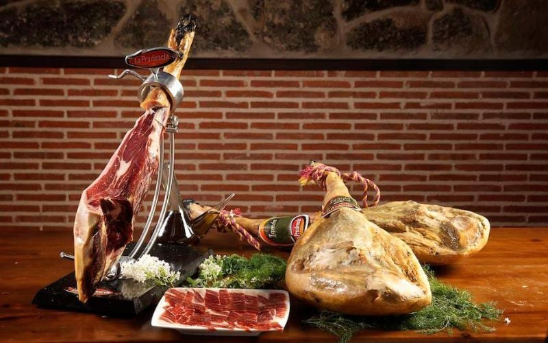 Bí quyết chọn Đùi heo muối làm quà Tết biếu sếp nam tinh tế nhất