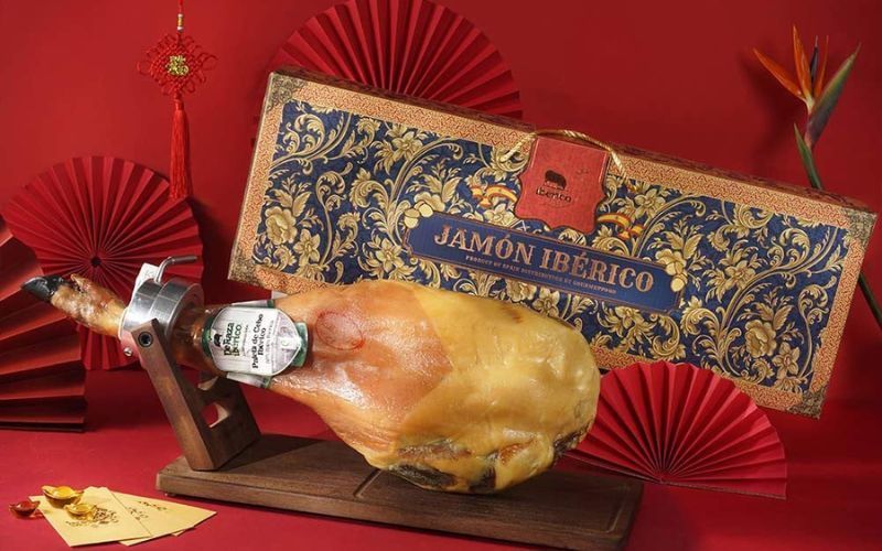 Vì sao Đùi heo muối là lựa chọn số 1 khi biếu quà Tết sếp nam?