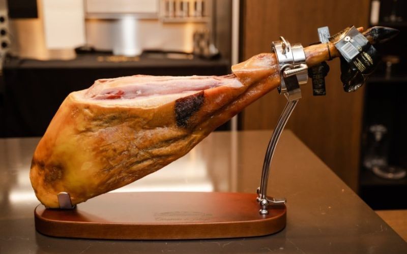 Những điều cần tránh khi tặng Quà Tết Đùi Heo Muối cho cấp trên