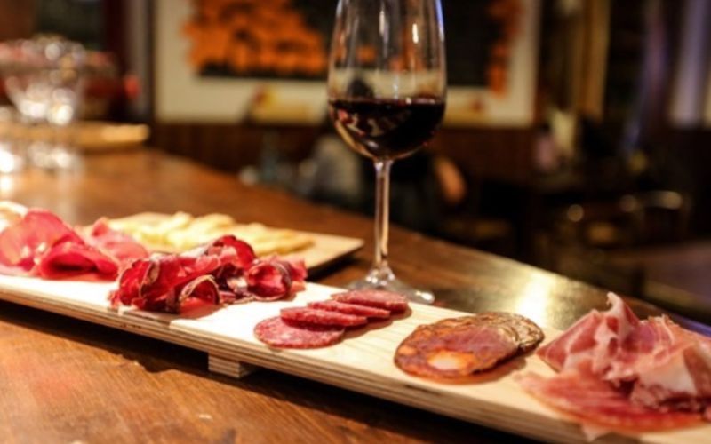 Đãi Tiệc Tết Tại Nhà Sang Trọng Với Đùi Heo Muối Iberico