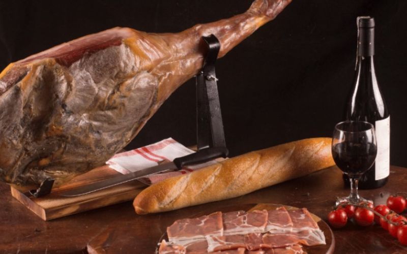 Đùi Heo Muối là “Nhân Vật Chính” Trong Bữa Tiệc Gia Đình Dịp Tết