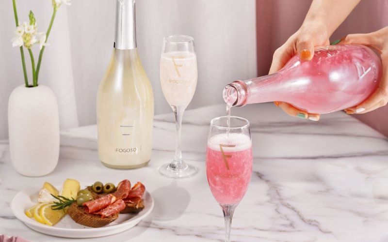 Sự kết hợp sang trọng giữa rượu vang sủi và đùi heo muối iberico