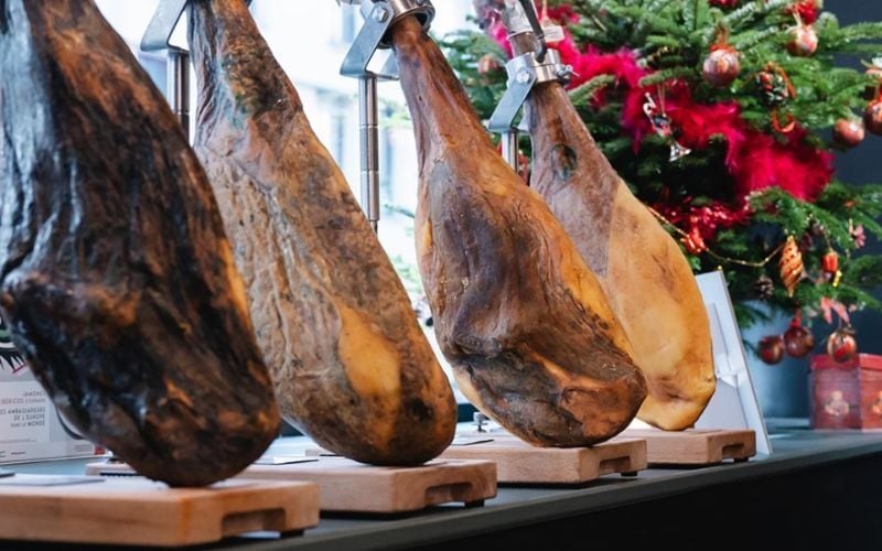 Đùi Heo Muối Iberico: Món ăn "signature" cho tiệc Giáng Sinh ấm cúng