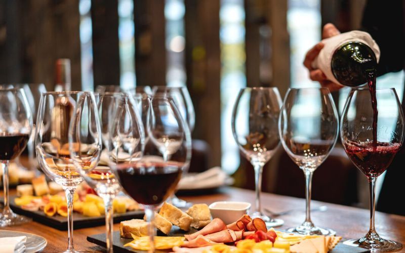 Bí quyết tổ chức tiệc Noel đáng nhớ với Jamon Iberico và vang đỏ