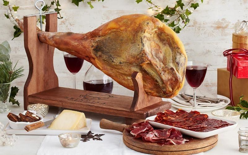 Đùi Heo Muối Iberico: Nâng tầm phong cách tiệc Giáng Sinh của bạn