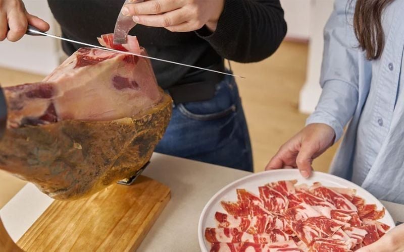 Giáng Sinh đẳng cấp: Sự lựa chọn Đùi Heo Muối nói lên gu của bạn