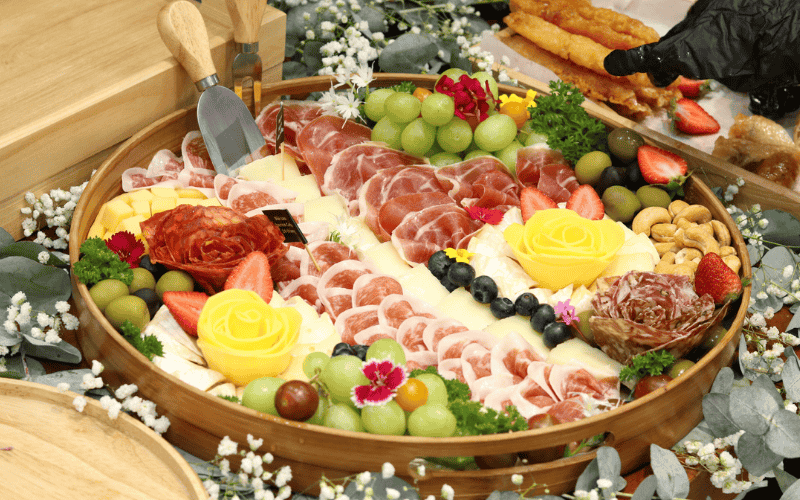 Kết Hợp Đùi Heo Muối Trong Charcuterie Board: Gợi Ý Sắp Xếp Đẹp Mắt