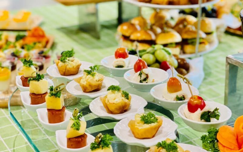 Gợi Ý Thực Đơn Finger Food Đỉnh Cao Với Đùi Heo Muối