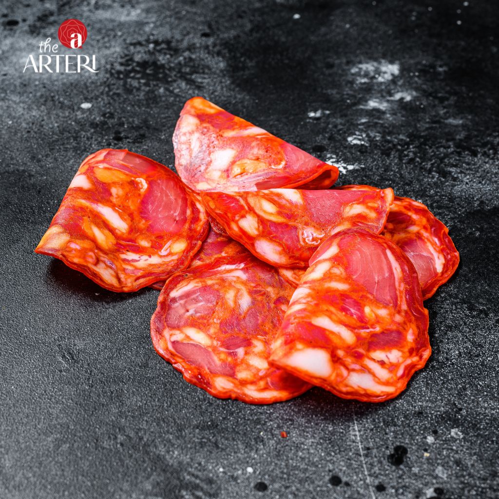 Những l&aacute;t x&uacute;c x&iacute;ch muối Salami Iberico Cebo Chorizo mang m&agrave;u đỏ hấp dẫn với hương thơm paprika