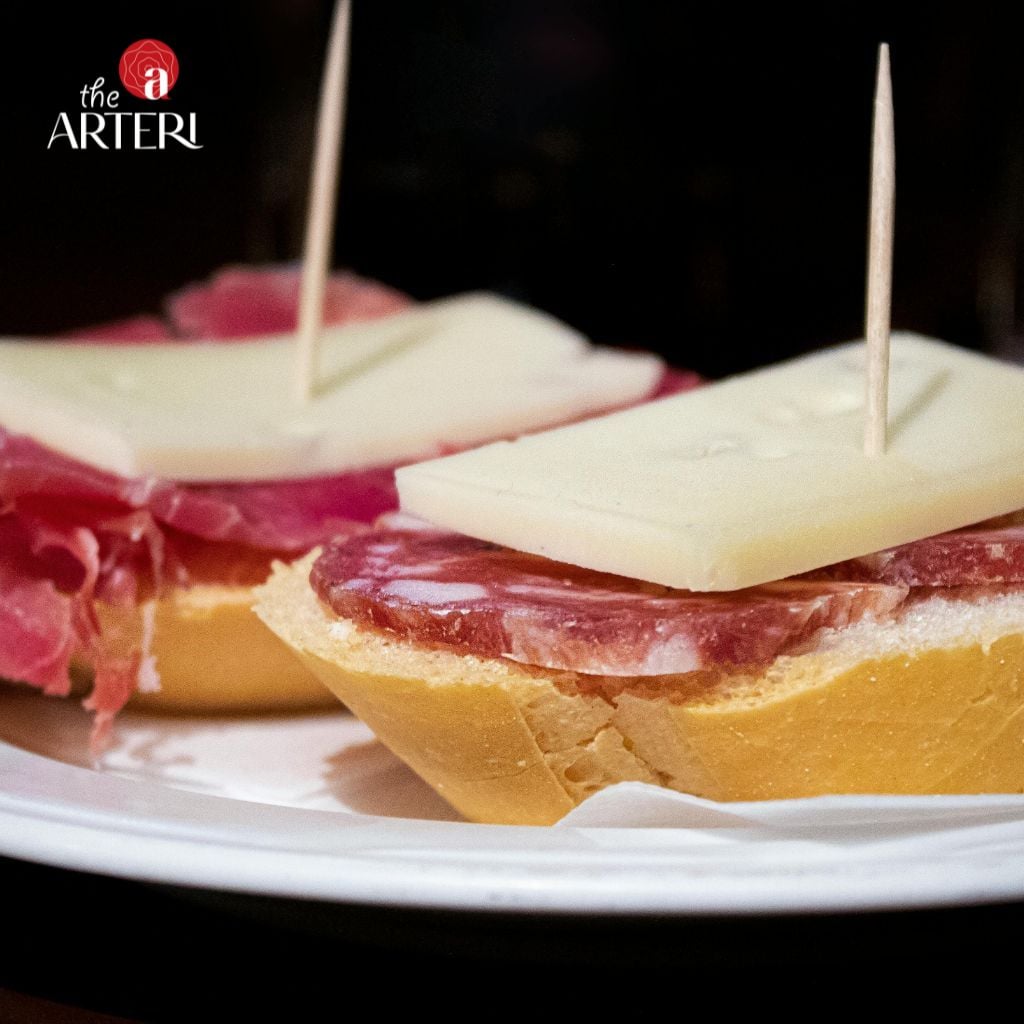 X&uacute;c x&iacute;ch muối Iberico Cebo Salchichon l&agrave; m&oacute;n ăn l&yacute; tưởng để kết hợp c&ugrave;ng b&aacute;nh m&igrave; v&agrave; ph&ocirc; mai