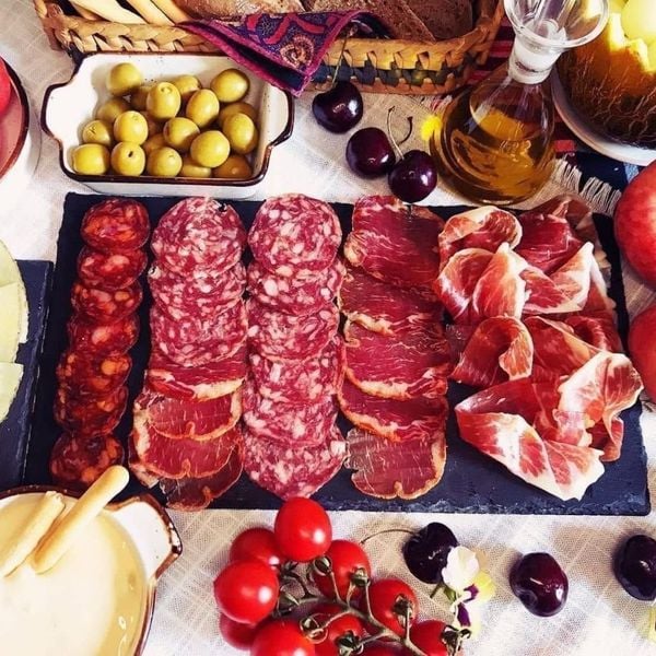 xuc-xich-chorizo-va-salami