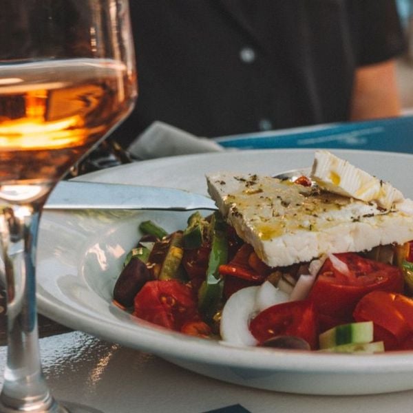 pho-mai-moose-salad-va-ruou