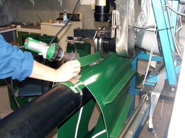 Hàn băng tải nhựa chuyên nghiệp bằng máy hàn cầm tay TRIAC ST, TRIAC AT và MINIFLOOR của Leister
