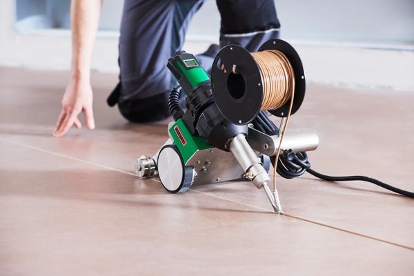 Máy hàn sàn vinyl – Giải pháp thi công chuẩn kỹ thuật với Leister Thụy Sĩ