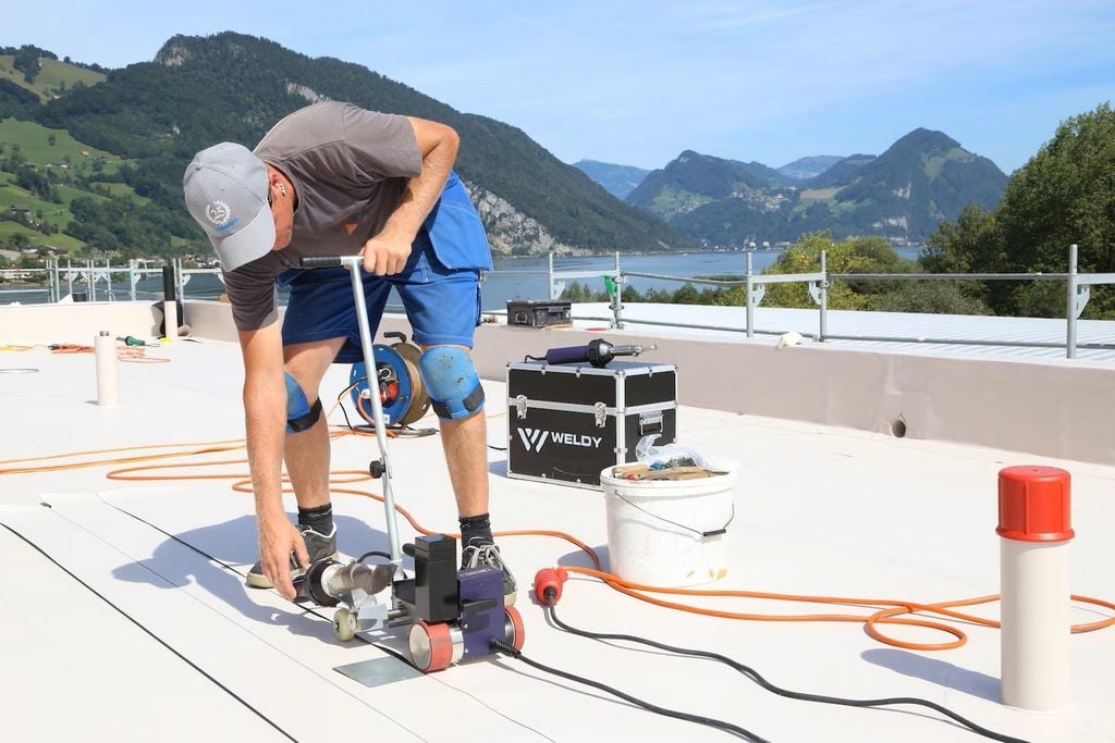 Giải pháp chống thấm toàn diện với màng TPO, PVC, Bitum và máy hàn Weldy Roof2 – Roof40