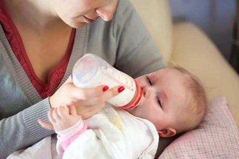Trẻ sơ sinh không hấp thụ sữa phải làm sao? Dấu hiệu nhận biết sớm