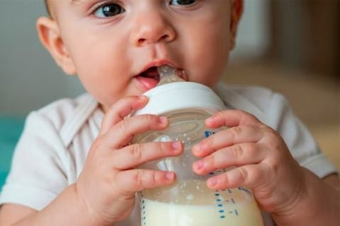 Bao lâu nên đổi sữa cho trẻ sơ sinh? Cách chuyển sữa đúng khoa học