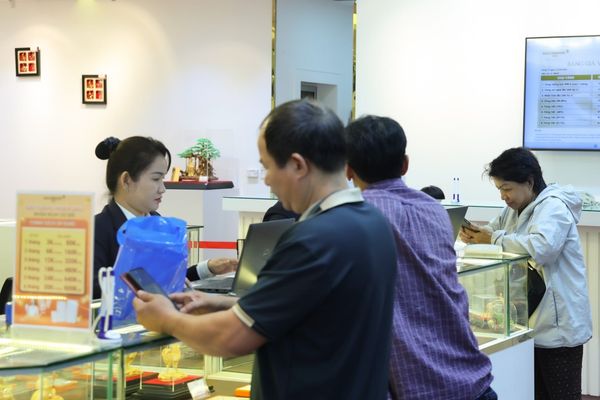 Giữa "cơn bão" thị trường, đâu là điểm tựa cho niềm tin khách hàng?