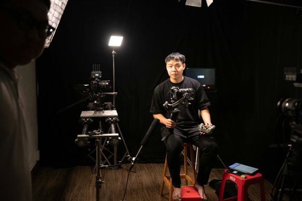 Tại sao học viên Camera Training thường thực hành với Sony A6400?