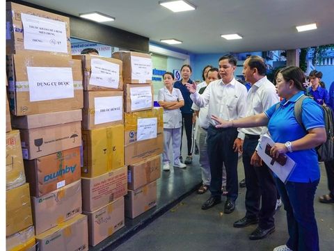 Gần 100 bác sĩ TPHCM mang theo 2.500 túi thuốc và các thiết bị y tế chi viện cho Đắk Lắk