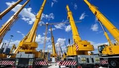 Danh Sách Xe Cẩu Bánh Lốp & Cẩu Bánh Xích Vietnhatcorp: Hướng Dẫn Chọn Đúng Dòng Cẩu Cho Mọi Công Trình