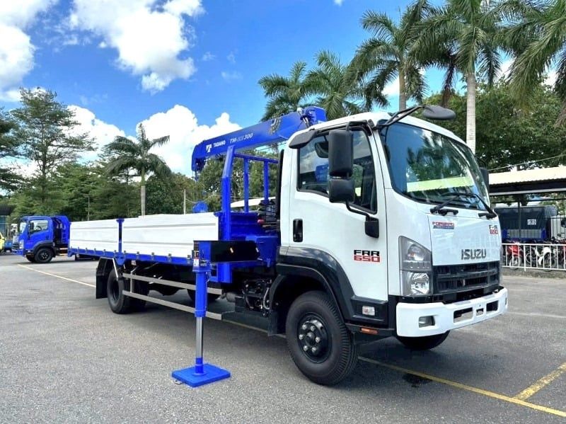 https://cdn.hstatic.net/files/200000335365/collection/xe-tai-isuzu-frr650-lap-cau-tada_e140241213cc45078c087da9dad200b5.jpg