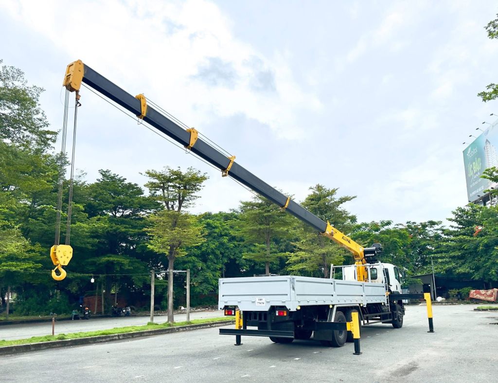 Xe tải gắn cẩu 8 tấn Soosan SCS746L nền xe Isuzu FVM 15 tấn