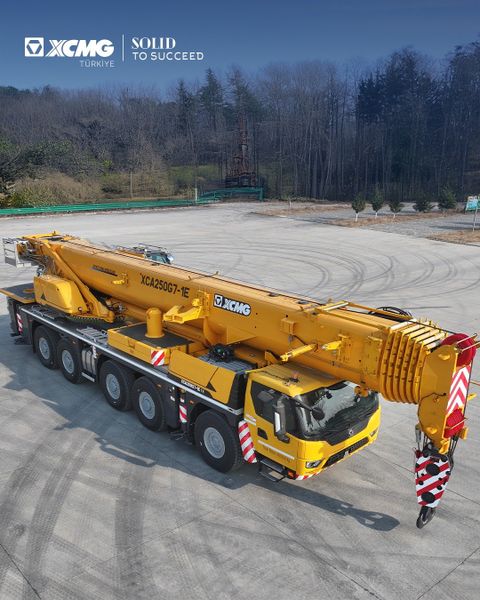 Cẩu bánh lốp 250 tấn XCMG cao 75m