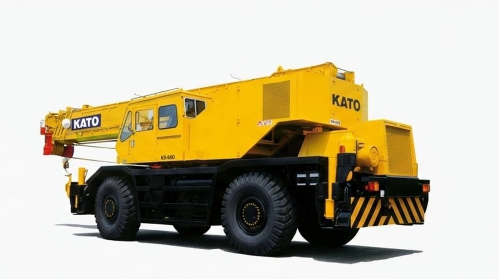 [Hình ảnh tổng thể KATO KR-500 Rough Terrain Crane với logo KATO, cùng với các biểu tượng đại diện cho sức mạnh, linh hoạt và an toàn, đặt trên nền công trường đang thi công.]